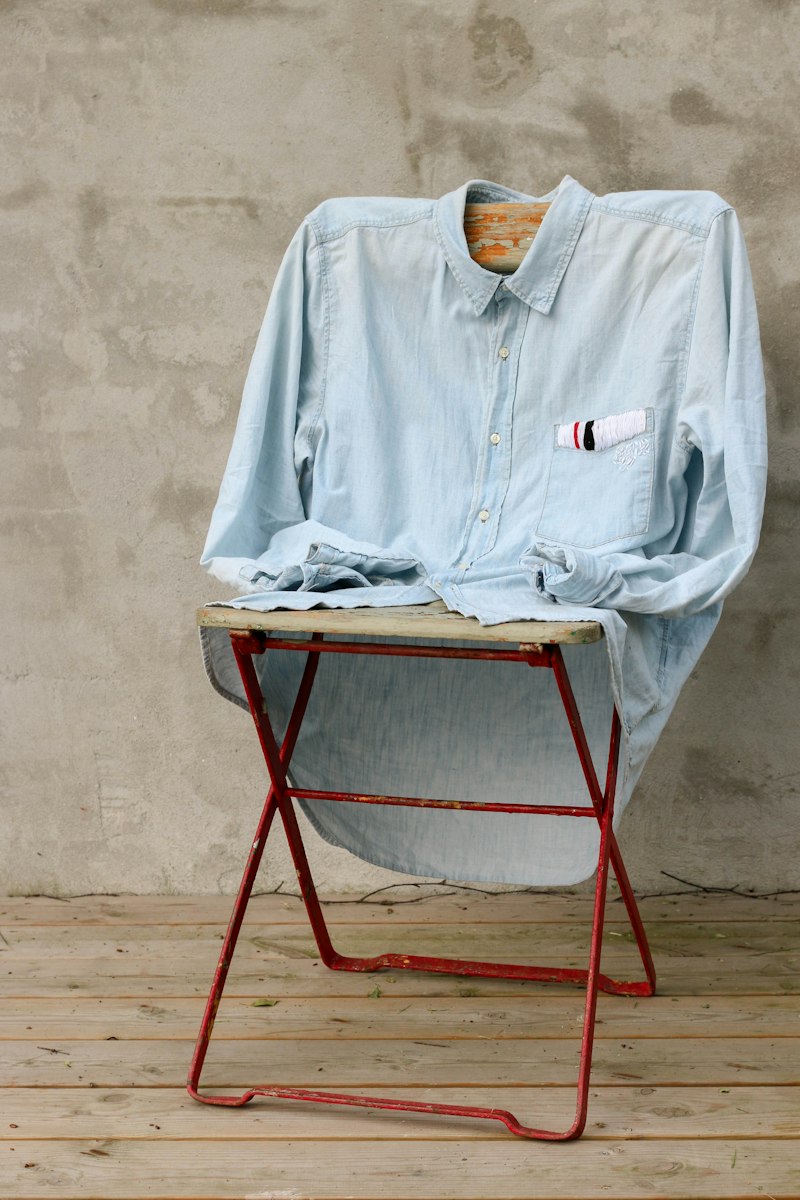 Prendas de ropa ordenadas en un closet